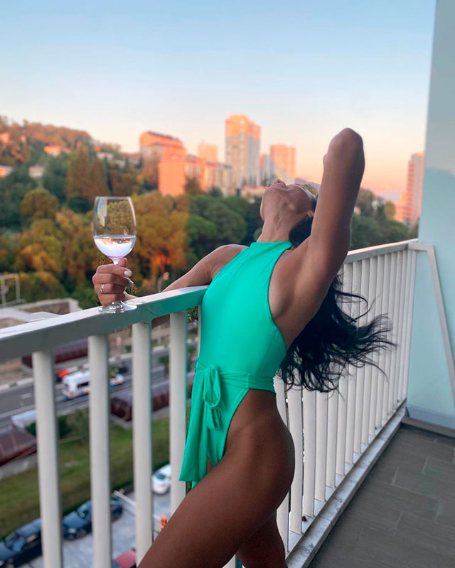 Девушка на балконе