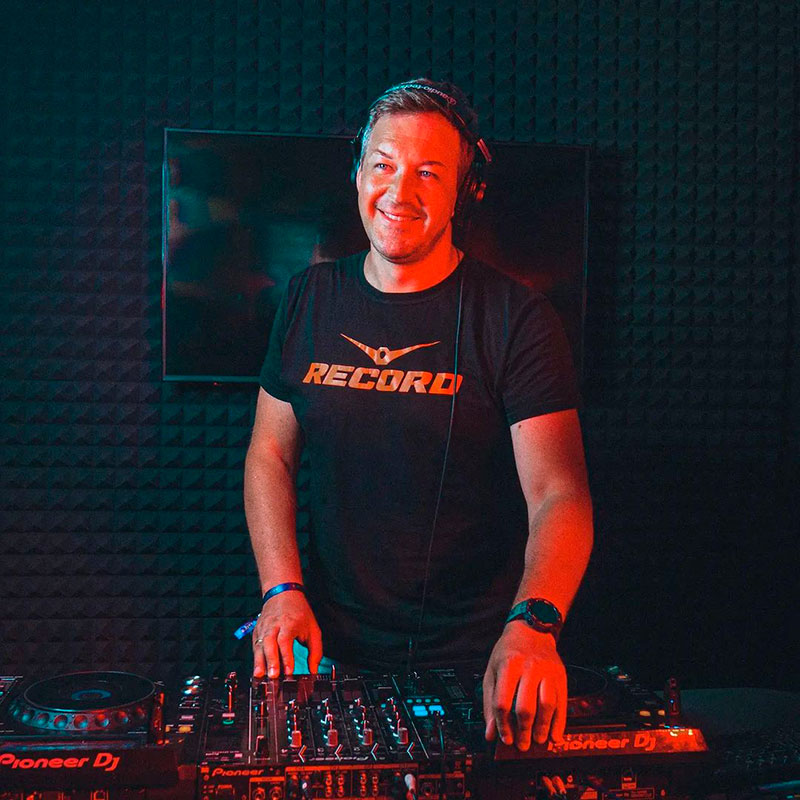 DJ Feel за пультом