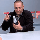 Демура дарит бутылочку шампанского