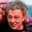 Демура с сеткой картофеля на плече