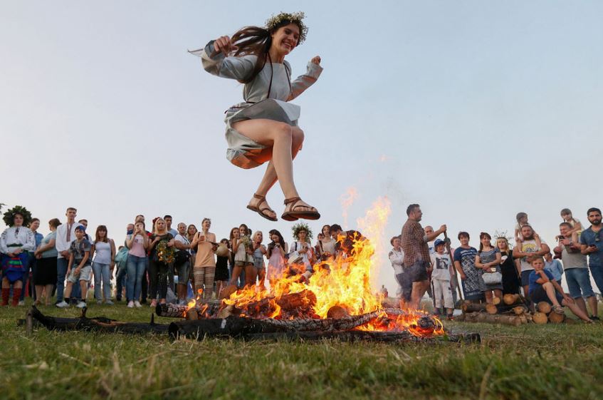 Девушка прыгает через костёр