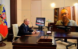 Путин в бункере смотрит по телевизору семинар Степана Демуры